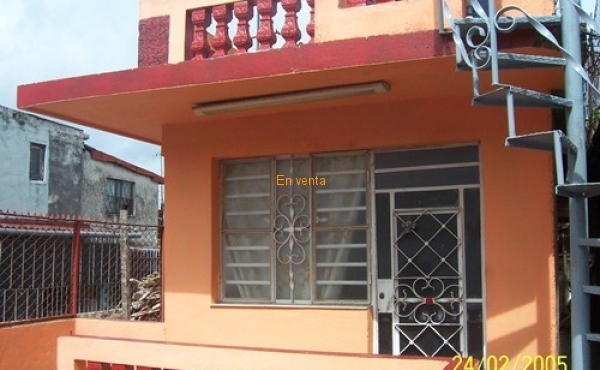 Casa de tres pisos en Luyano